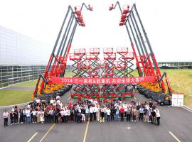 一百分翻譯服務(wù)助力“全球大客戶峰會(huì)”：多語(yǔ)種接力同傳，確保會(huì)議無(wú)縫溝通